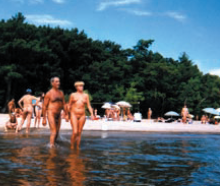 Un couple marchant nu dans l'eau à la Plage libre d'Oka (Okapulco)