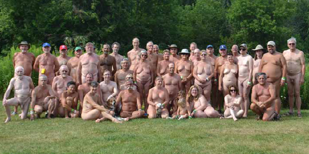 Photo de groupe des participants au festival naturiste 2019 au centre Bare Oaks