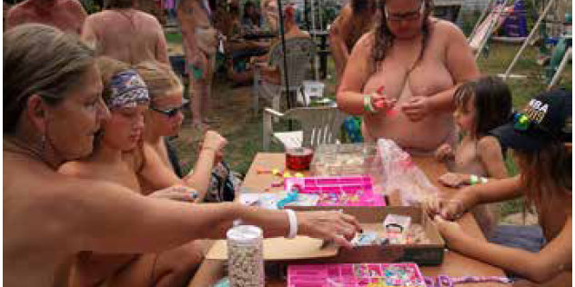 Atelier de bricolage lors du festival naturiste 2019 au centre Bare Oaks