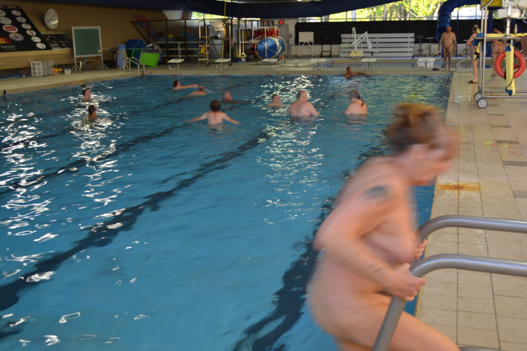 Baigneurs à la piscine Laurier R. Ménard de Sorel, lors du tournage