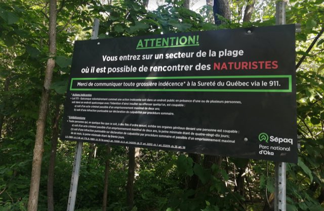 Panneau de la SEPAQ annoncant la plage naturiste d'Oka